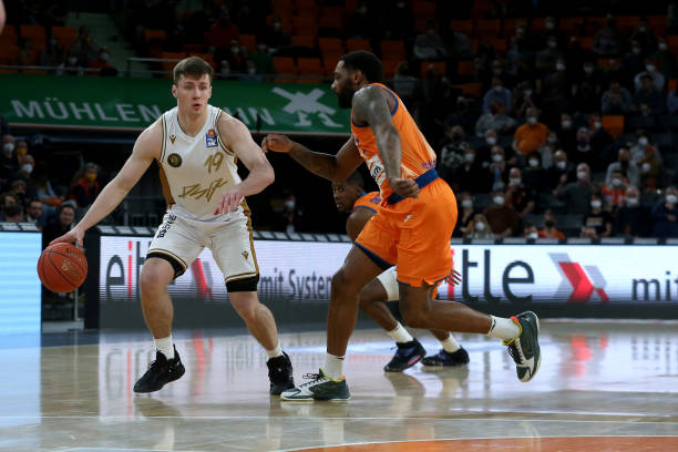 并在进攻中 并在进攻中