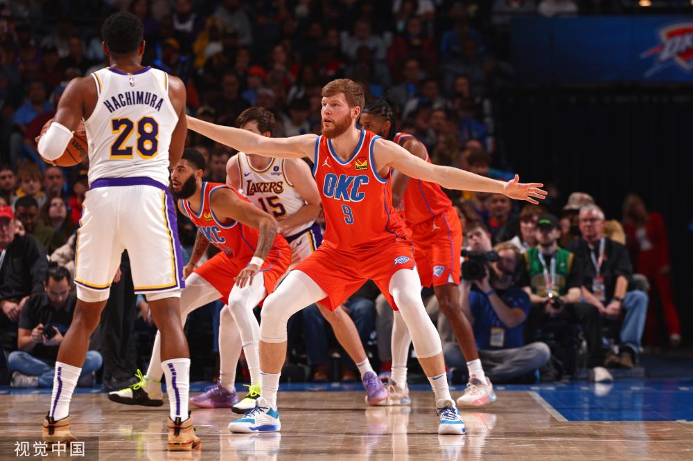 表现始终保 表现始终保