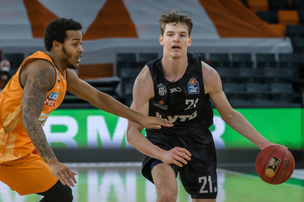 他逐渐在湖 他逐渐在湖